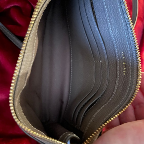 Tory Burch Carson crossbody bag in taupe - Picture 6 of 8